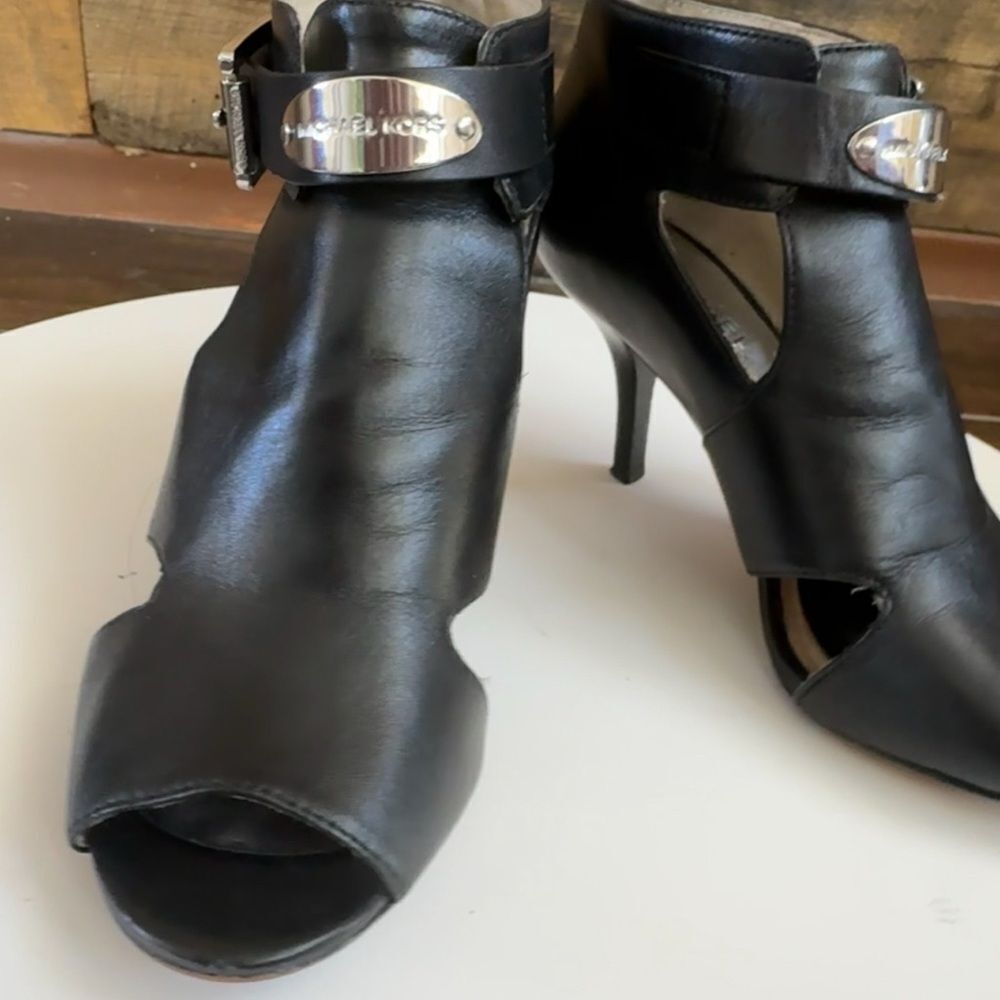 Michael Kors MK Plate Peep-Toe Booties – Size 6M